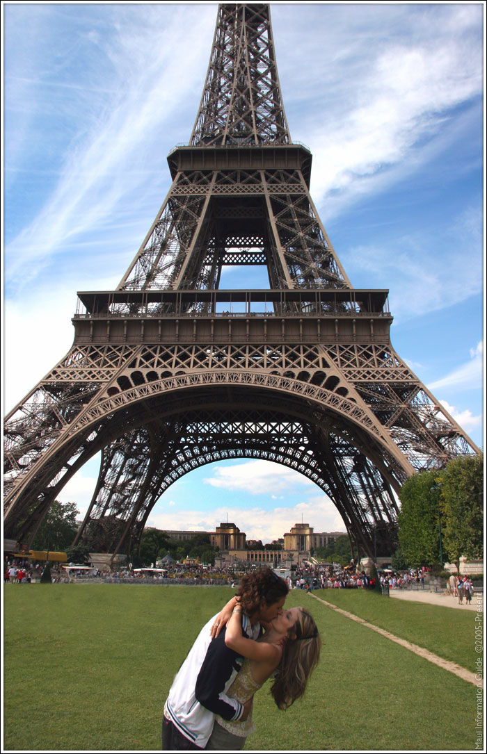 romantic Paris Kiss