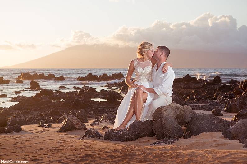 Maui Wedding Photo Tips Kiss